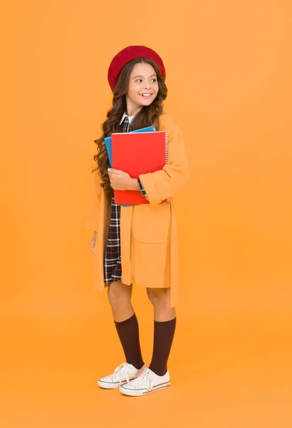 Gut Gelaunt Kind Französischer Baskenmütze Auf Gelbem Hintergrund Stylische Teenager — Stockfoto
