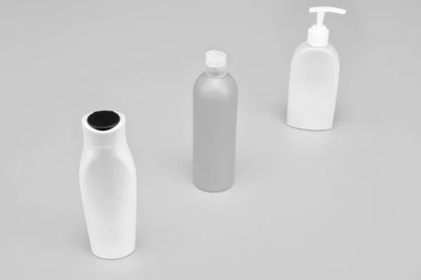 Bekvämt Formade Behållare Kosmetiska Flaskor Rad Påfyllningsbara Flaskor Gul Bakgrund — Stockfoto