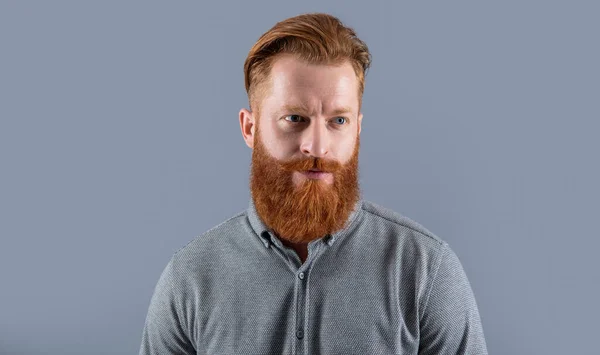 Homem Sem Barba Com Barba Longa Isolada Sobre Fundo Cinzento — Fotografia de Stock