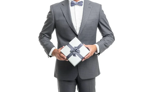 Gestutzter Mann Blauem Fliege Anzug Hält Geschenkbox Isoliert Auf Weißem — Stockfoto