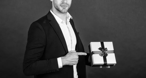 Przycięty Biznesmen Trzymać Pudełko Prezenty Dla Mężczyzn Lub Kobiet Dzień — Zdjęcie stockowe