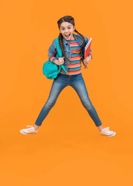 Emocionada Adolescente Gritando Aire Adolescente Vuelta Escuela Chica Enérgica Saltando — Foto de Stock