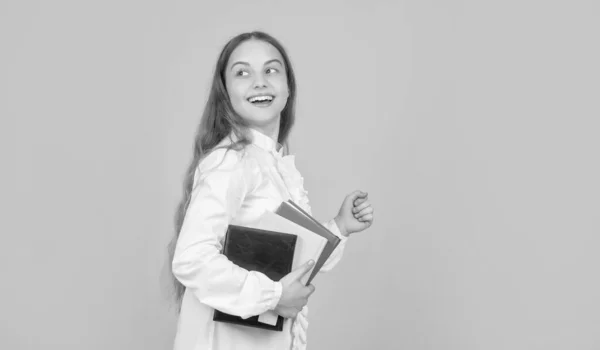 Κατάπληκτος Έφηβος Κορίτσι Τρέχει Βιβλίο Εργασίας Του Σχολείου Κίτρινο Φόντο — Φωτογραφία Αρχείου