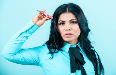 Cilt makyaj false lashes. Kirpik uzatma cımbız. Kız makyaj yüz cımbız kirpik uzatma için basılı tutun. Profesyonel makyaj sanatçısı. Güzellik uzmanı. Kozmetik cımbız aracı. Güzellik Salonu konsept.