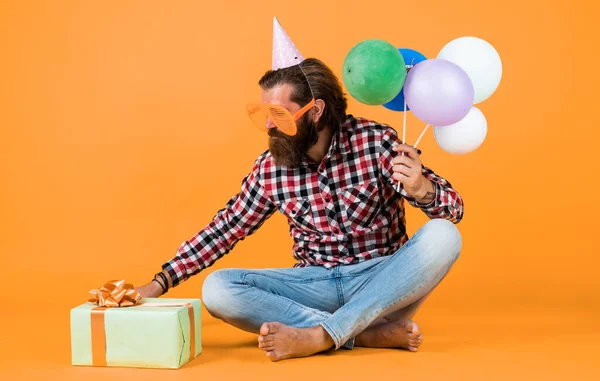 Offenes Geschenk Hipster Lächelt Glücklich Spaß Auf Der Party Vorbereitung — Stockfoto