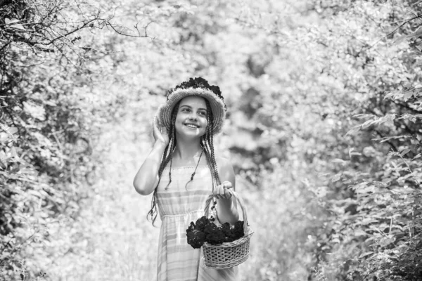 いい笑顔だ バラの花の女の子 緑の自然 バスケットに花束を集めろ ストローハットの幸せな10代の女の子 子供の頃の幸せ 夏休みだ 夏の陽気な子供 春のキッズファッション — ストック写真
