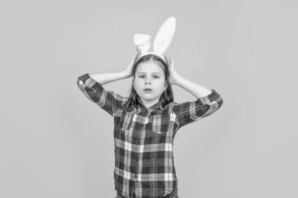 Niño Pascua Orejas Conejo Sobre Fondo Amarillo —  Fotos de Stock