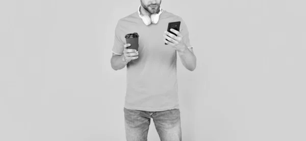 Abgeschnittene Kerle Überprüfen Sms Telefon Mit Kaffee Auf Gelbem Hintergrund — Stockfoto