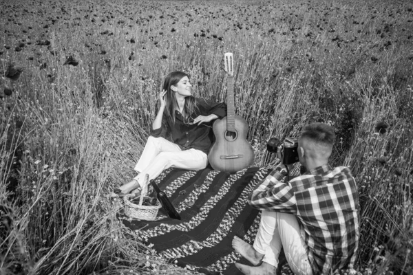 Couple Love Man Woman Making Photo Camera Acoustic Guitar Summer — Stock Photo, Image