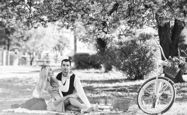 피크닉에 로맨틱 데이트는 아래서 사랑하는 기념일 공원의 마시는 남자와 — 스톡 사진