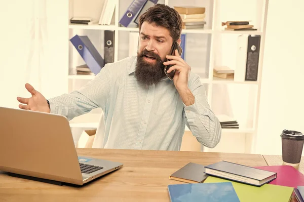 Наголошений Менеджер Кричить Мобільному Телефоні Який Працює Ноутбуці Офісі Стрес — стокове фото