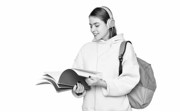 Χαρούμενο Νεαρό Κορίτσι Ακουστικά Σακίδιο Πλάτης Και Βιβλίο Εργασίας Απομονώνονται — Φωτογραφία Αρχείου