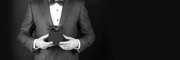 Обрізаний Чоловік Тукседо Лук Краватки Офіційний Одяг Чорному Тлі Коробкою — стокове фото