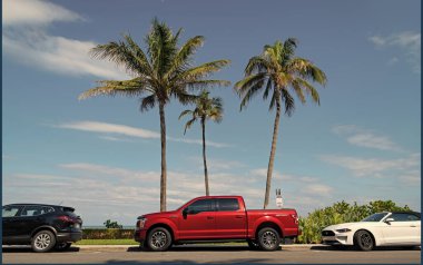 Palm Beach, Florida ABD - 21 Mart 2021: Ford F150 Palm Beach yolunda.