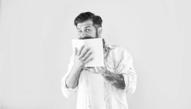 Komik pozitif sakallı adam sarı arka planda plancının arkasında, eğlenceli.