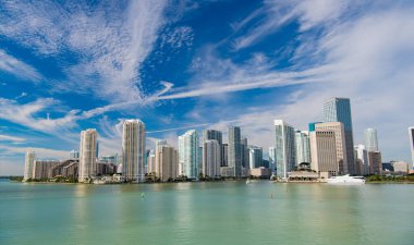 Miami şehir merkezindeki panorama Florida 'da. Ufuk çizgisi olan Miami şehir merkezi. Metropolis 'in şehir merkezindeki Miami Skyline' ın fotoğrafı. Miami şehir merkezi ufuk çizgisi.