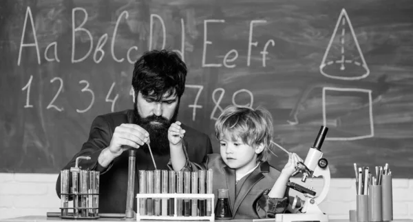 Φαντασία Στρέφεται Στην Καινοτομία Πίσω Στο Σχολείο Επιστήμονας Σχολιαρόπαιδο Πατέρας — Φωτογραφία Αρχείου