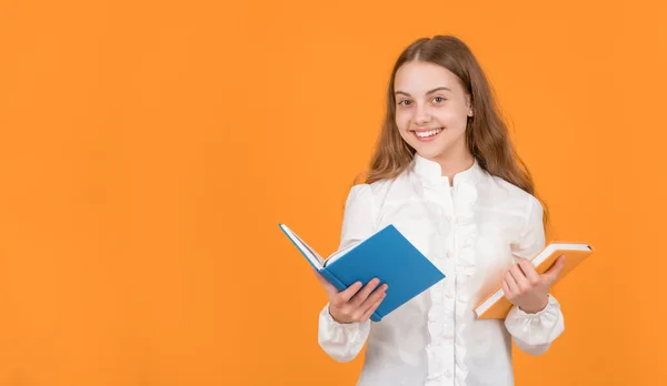 白いシャツの幸せな子供は勉強する準備ができて黄色の背景コピースペースで宿題を読む本を読む オタク — ストック写真