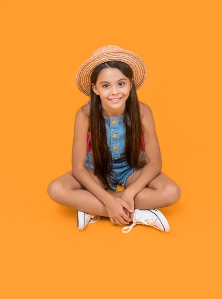 Feliz Adolescente Chica Paja Sombrero Sentado Amarillo Fondo —  Fotos de Stock