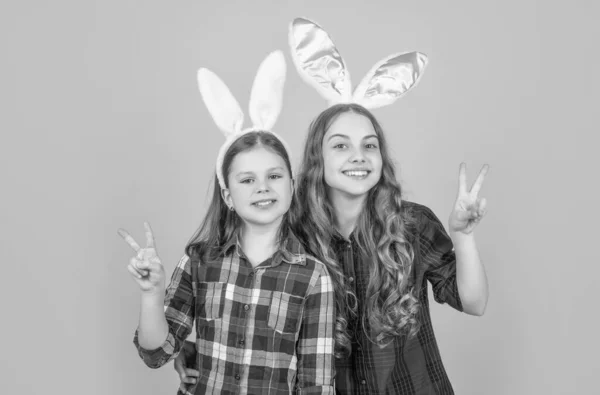 Uśmiechnięte Wielkanocne Dzieci Króliczych Uszach Żółtym Tle Pokój — Zdjęcie stockowe