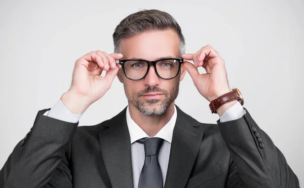Yetişkin Adamı Takım Elbiseli Gözlüklü — Stok fotoğraf
