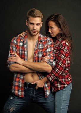 moda ve güzellik. Siyah arka planda aşık seksi bir çift. Genç insanlar. Yakışıklı erkek ve kadın kucaklaşıyorlar. Kız ve erkek birlikte. Birliktelik. Romantik ilişki kavramı.