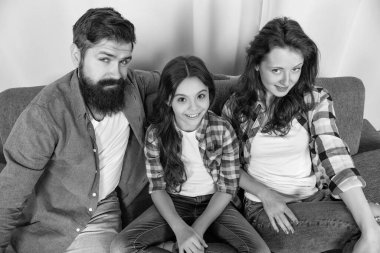 Mutlu aile portresi. Evdeki kanepeye otur, aile günü..