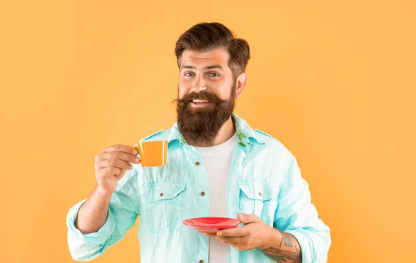 Sorrindo Hipster Maduro Com Barba Segurando Xícara Café Fundo Amarelo — Fotografia de Stock