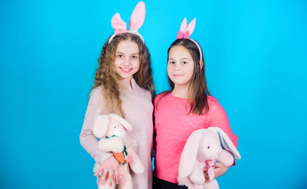 Frühling Feiern Frohe Ostern Eiersuche Familie Und Geschwisterschaft Kleine Mädchen — Stockfoto