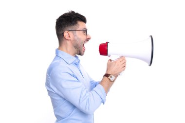 Stüdyoda megafonla sunucu profili. Megafonla bağıran adam spikeri. Megafonlu spikerin fotoğrafı. Megafonlu adam spikeri beyaz arka planda izole edildi.