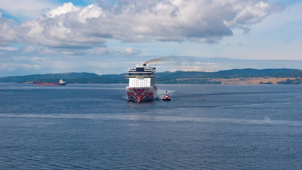 カナダのビクトリア州 6月28 2019 太平洋船風光明媚な海洋景観上の海港でのクルーズ客船 — ストック写真