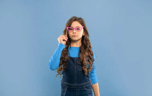 Αλαζονικό Παιδί Μακριά Σγουρά Μαλλιά Μπλε Φόντο Αστείο Παιδί Γυαλιά — Φωτογραφία Αρχείου