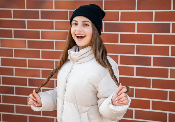 Açık Havada Gülen Genç Kız Şapka Takan Genç Kız Dışarıda — Stok fotoğraf