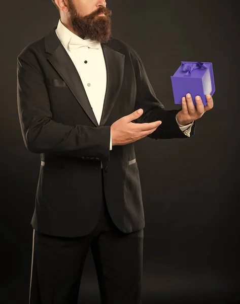Policjant Smokingu Ubrany Formalnie Krawat Czarnym Tle Prezentujący Pudełko Sprzedaż — Zdjęcie stockowe