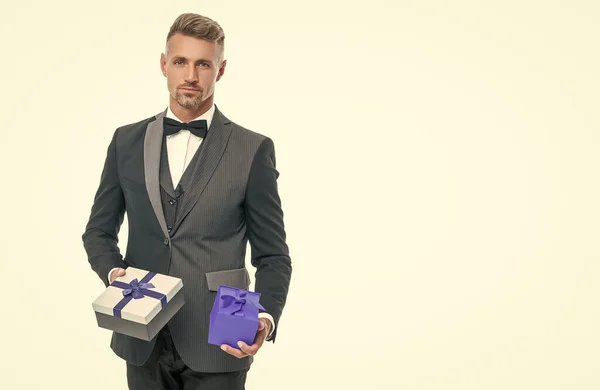 优雅的灰蒙蒙的男人拿着礼品盒 隔离在白色购物中 — 图库照片