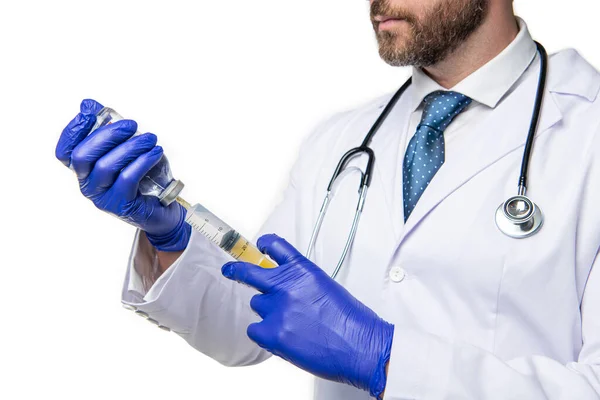 医生在工作室里注射疫苗 切割视图 医生在背景下注射疫苗 医生用注射器注射疫苗的照片 医生注射疫苗 — 图库照片