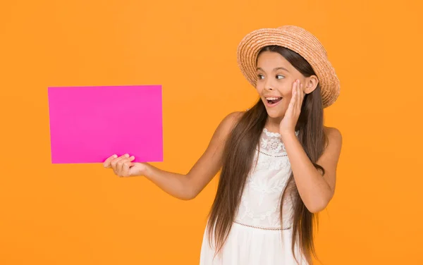 Wow Sommerurlaub Und Urlaub Glückliche Kindheit Überraschte Kleine Mädchen Halten — Stockfoto