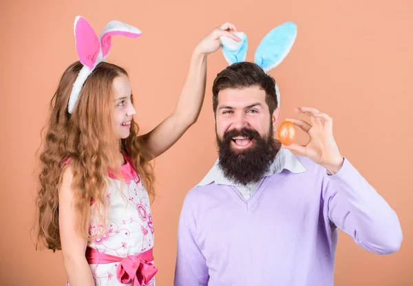 家族の伝統の概念 父と娘は バニーの耳を着用します 父と子は イースターを祝います 春の休日 イースターの精神 家族全員のためのイースターの活動 ハッピー イースター — ストック写真