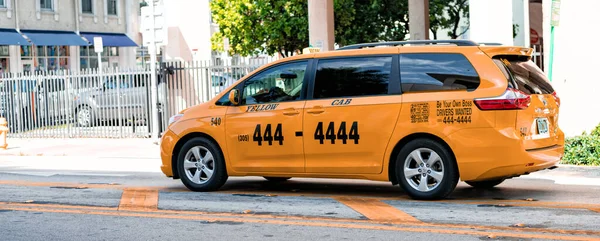 Miami Beach Florida Abd Nisan 2021 Toyota Sarı Taksi Arabası — Stok fotoğraf