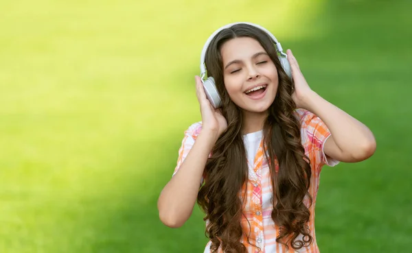 10代の女の子は屋外で音楽を聞いてコピースペース 10代の女の子は外で音楽を聞く 10代の女の子の写真は音楽を聴く 十代の女の子は音楽を聞く — ストック写真