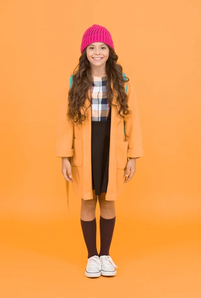 Günlük Yaşam Için Modern Kıyafetler Sevimli Okul Kızı Kış Kıyafeti — Stok fotoğraf