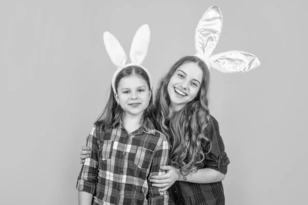 Sarı Arka Planda Tavşan Kulaklı Mutlu Paskalya Çocukları — Stok fotoğraf