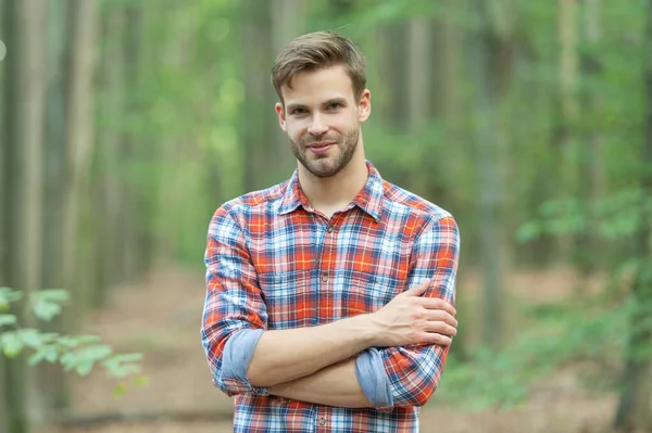 식민주의자의 야외에서 남자는 지푸라기가 체크무늬 셔츠를 원시인 — 스톡 사진