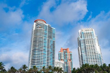 Miami 'deki gökdelen mimari binası. Florida 'daki gökdelen mimari binası. Miami 'deki gökdelen mimari binası. Gökdelen mimari binasının fotoğrafı.