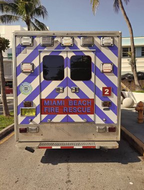 Los Angeles, Kaliforniya ABD - 24 Mart 2021: Miami sahili itfaiye arabası geri görüş.