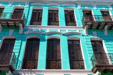 Mavi evdeki balkon parmaklıkları. Balkon korkulukları ön cephede. Balkon parmaklıkları dışarıda. Balkon parmaklıklarının fotoğrafı..