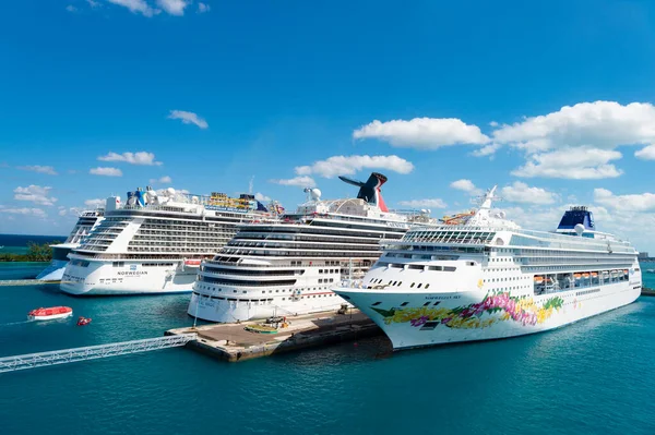 Nassau Bahamy Lutego 2016 Wspaniały Ogromny Statek Wycieczkowy Wakacje — Zdjęcie stockowe