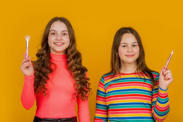 Glückliche Mädchen Halten Puderpinsel Für Make — Stockfoto