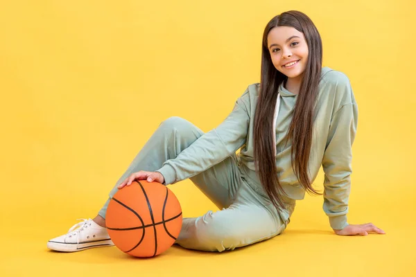Ευτυχισμένο Έφηβο Κορίτσι Μπάσκετ Στο Στούντιο Έφηβη Μπασκετμπολίστας Στο Βάθος — Φωτογραφία Αρχείου