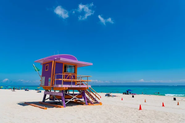 해변의 분홍빛 구명정에 있습니다 여름에 마이애미 해변에서 인명구조 원으로 일해요 — 스톡 사진
